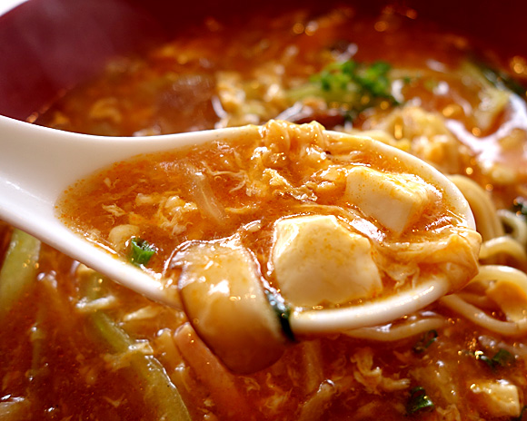 酸辣湯麺のスープ